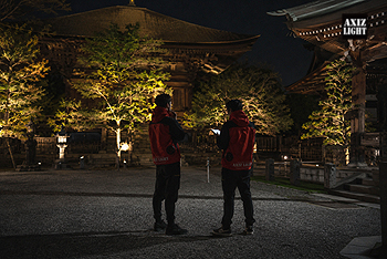 AXIZLight-StaffPhoto1/国宝や世界遺産、テーマパークなどあらゆる第一線で照明デザインやデジタルシステムを駆使するアクシーズライトスタッフは演出照明界の第一線で活躍し続けています!AXIZLight(アクシーズライト)