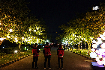 AXIZLight-StaffPhoto2/国宝や世界遺産、テーマパークなどあらゆる第一線で照明デザインやデジタルシステムを駆使するアクシーズライトスタッフは演出照明界の第一線で活躍し続けています!AXIZLight(アクシーズライト)